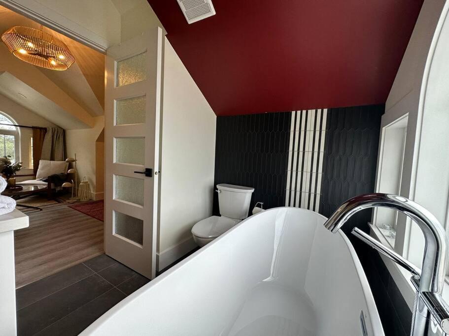 Heritage-Inspired Guesthouse - Luxe Bath & Elegant Ceilings Edmonton Exteriör bild