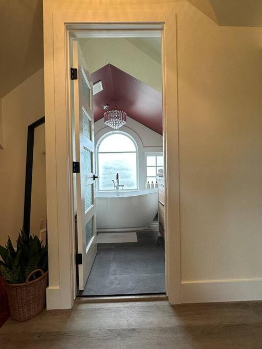Heritage-Inspired Guesthouse - Luxe Bath & Elegant Ceilings Edmonton Exteriör bild
