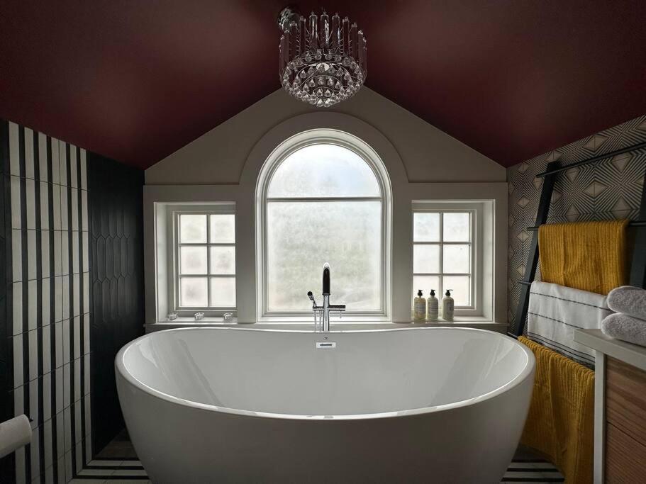 Heritage-Inspired Guesthouse - Luxe Bath & Elegant Ceilings Edmonton Exteriör bild