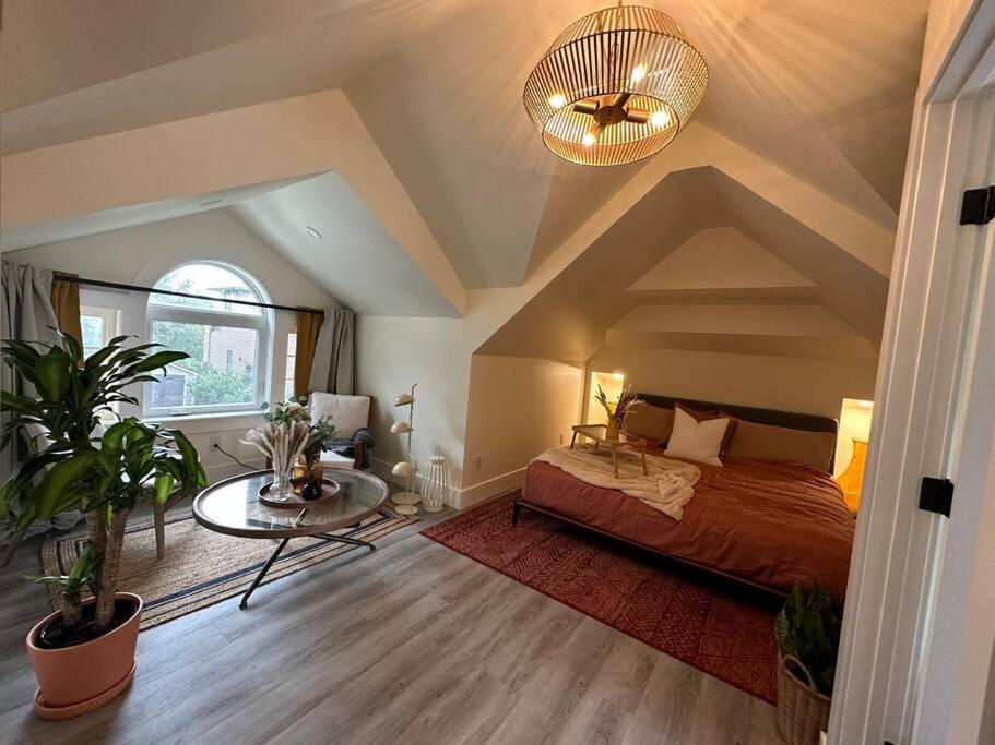 Heritage-Inspired Guesthouse - Luxe Bath & Elegant Ceilings Edmonton Exteriör bild