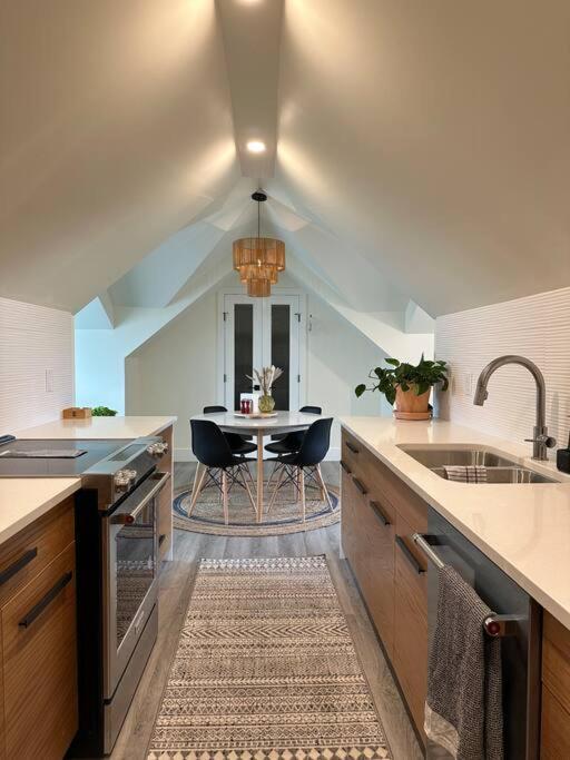 Heritage-Inspired Guesthouse - Luxe Bath & Elegant Ceilings Edmonton Exteriör bild