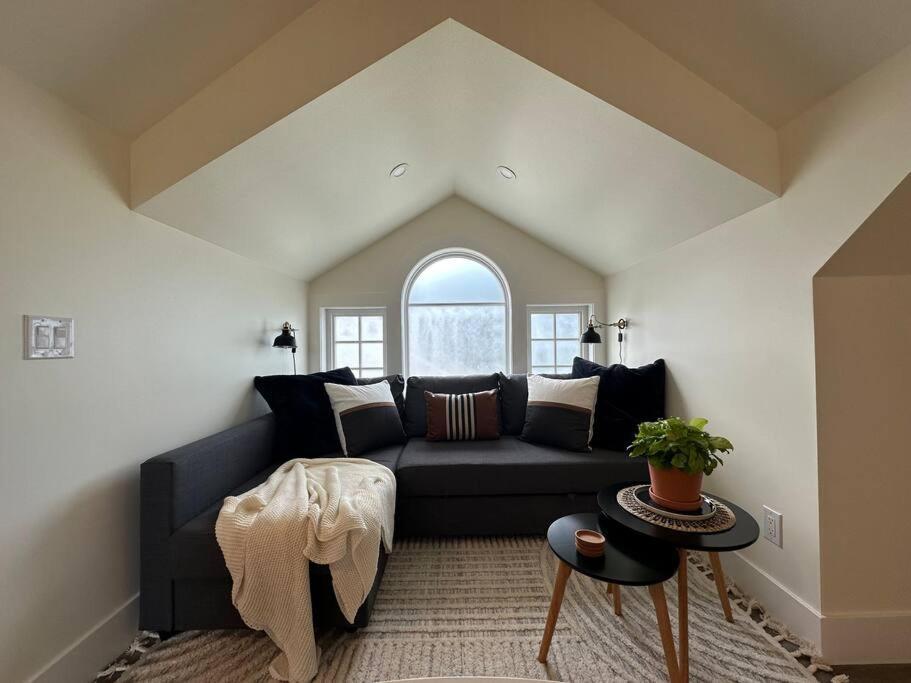 Heritage-Inspired Guesthouse - Luxe Bath & Elegant Ceilings Edmonton Exteriör bild