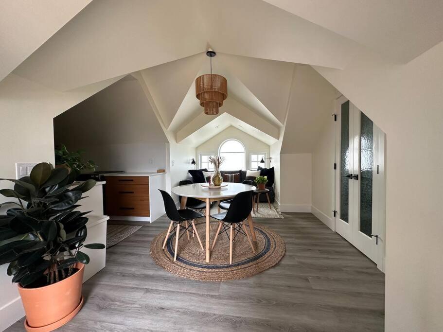 Heritage-Inspired Guesthouse - Luxe Bath & Elegant Ceilings Edmonton Exteriör bild