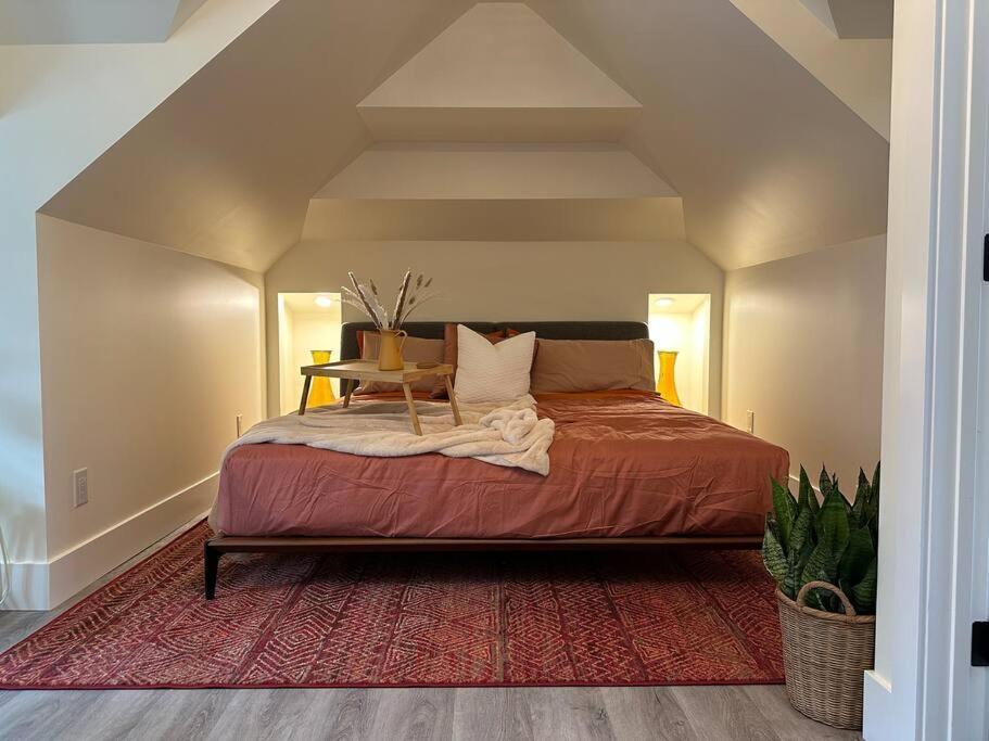 Heritage-Inspired Guesthouse - Luxe Bath & Elegant Ceilings Edmonton Exteriör bild