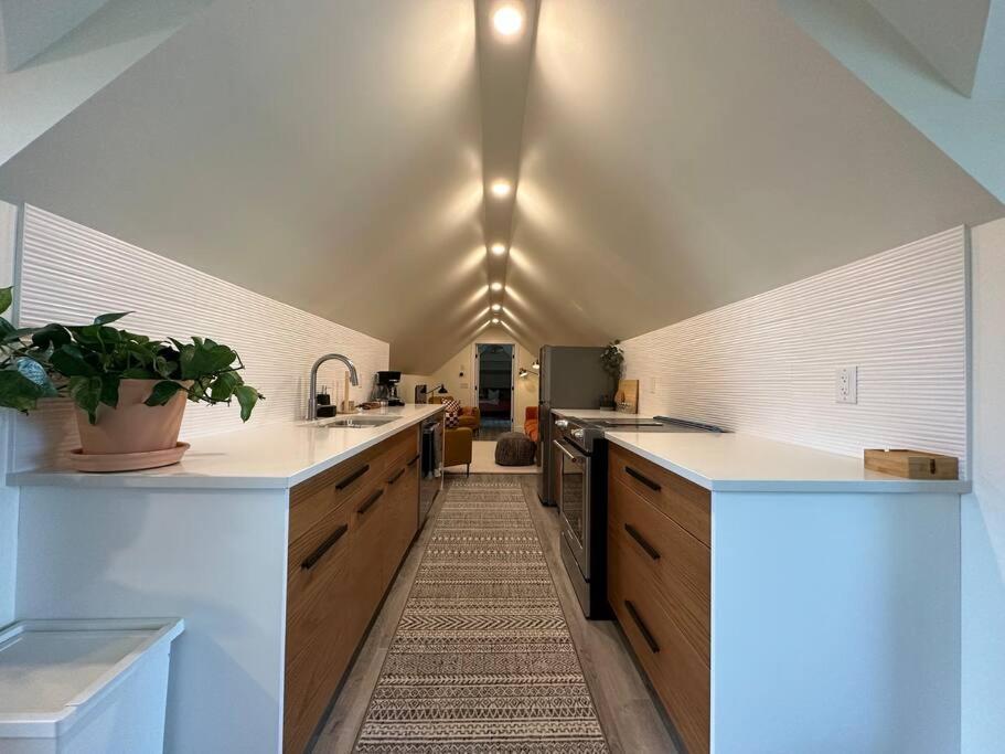 Heritage-Inspired Guesthouse - Luxe Bath & Elegant Ceilings Edmonton Exteriör bild