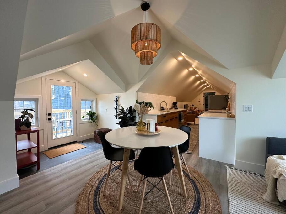 Heritage-Inspired Guesthouse - Luxe Bath & Elegant Ceilings Edmonton Exteriör bild