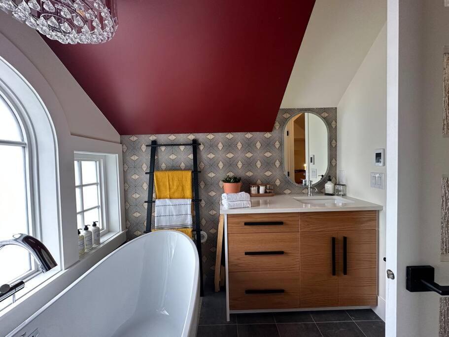 Heritage-Inspired Guesthouse - Luxe Bath & Elegant Ceilings Edmonton Exteriör bild