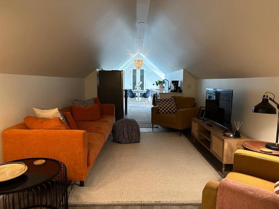 Heritage-Inspired Guesthouse - Luxe Bath & Elegant Ceilings Edmonton Exteriör bild