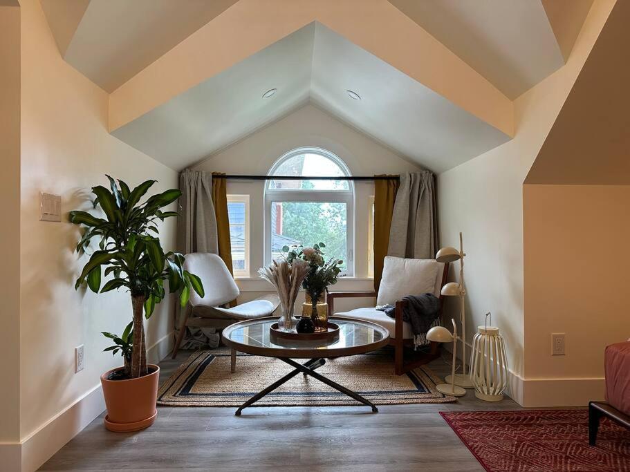 Heritage-Inspired Guesthouse - Luxe Bath & Elegant Ceilings Edmonton Exteriör bild